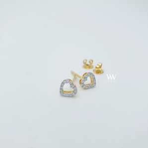 heart shaped ear studs made with 18 karat gold set with high quality round brilliant diamond.