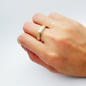 Gold ring with Center piece of 0.10 ct., 10 pieces of side diamonds