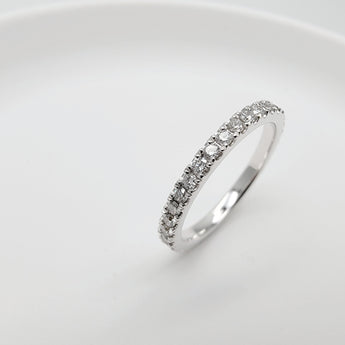 18K white gold ring with 1 pt size diamonds